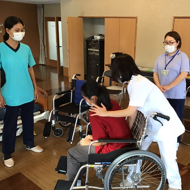 ⑦介護実技　介護福祉士と理学療法士による指導