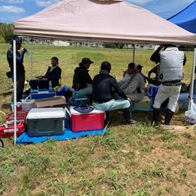 熱中症予防のため、日陰で適度に休憩を挟みつつ作業を実施しました