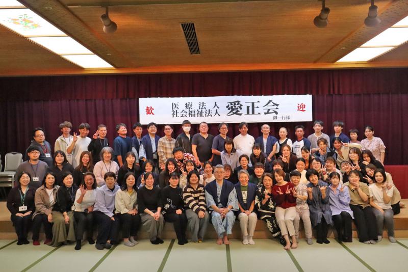 盛り上がった大宴会、最後に集合写真を撮影(2班)