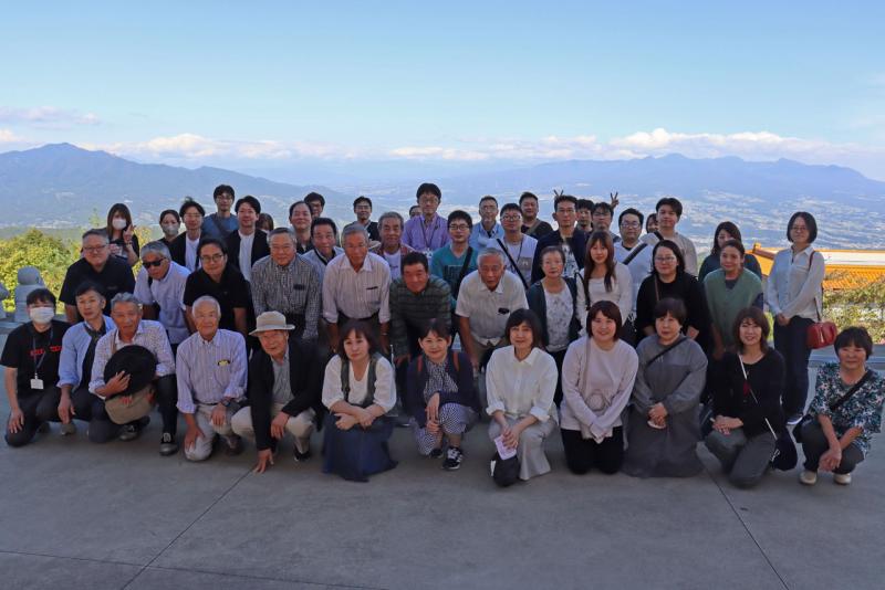 遠くに赤城山を望みながら記念撮影(1班)