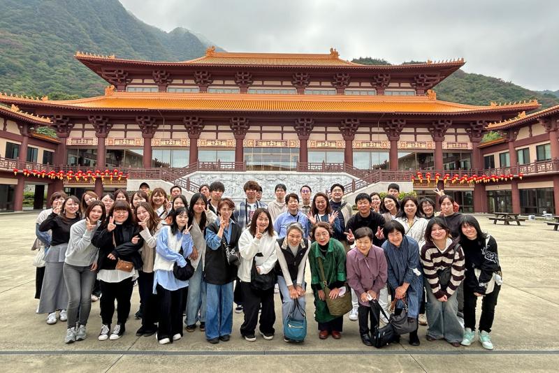 佛光山法水寺で記念撮影(2班)