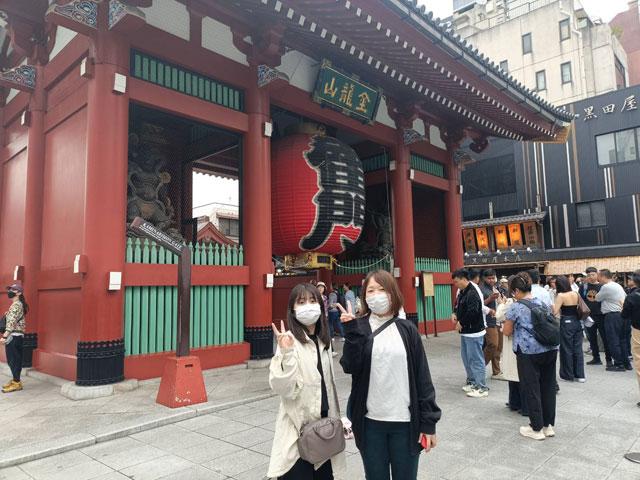 雷門前は大勢の観光客で賑わっていますね