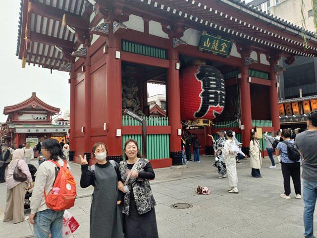 浅草寺にて記念撮影