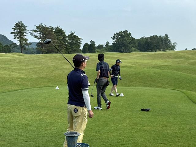 真剣な眼差しでボールの行方を追っています