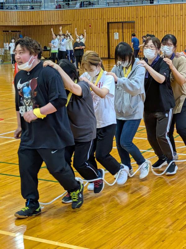 「巨大百足競争」は皆で息を合わせてゴールを目指しました。