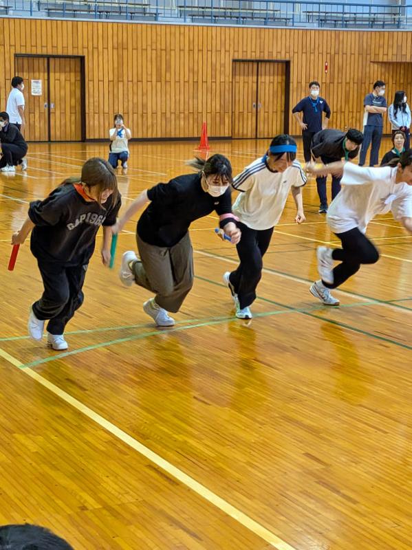 運動会の花形種目「医療・福祉対抗リレー」は一番の盛り上がりでした。